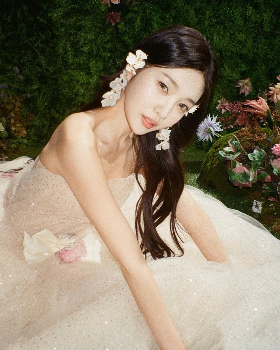 sooyoumng's tweet photo. Glamorous has been attached to my aura since day one. This beautiful dress becomes a witness of my Joyful Fairytale. 🦢🤍 https://t.co/aUbaAjyEwu
