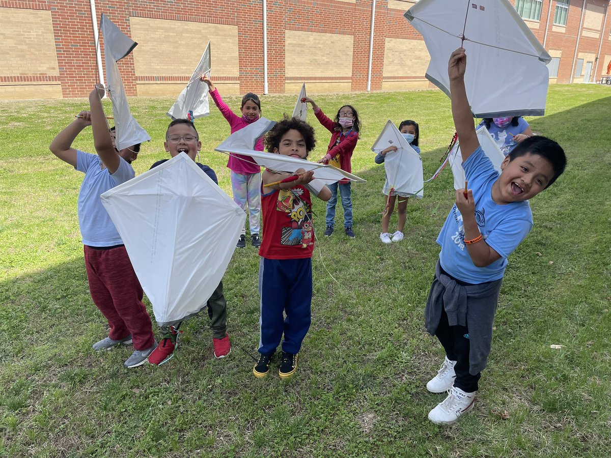 its_why_i_teach's tweet photo. This week’s reading text;Up,Up&Away. Only makes sense to finish this way! @ROSArockets #kites #EngageCreateSOAR #multilingual https://t.co/fdnOzWHtXI
