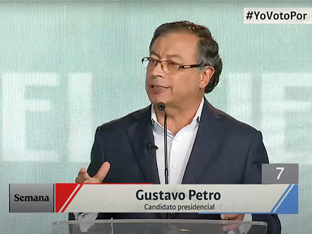 MovNaranjaNews's tweet photo. Curioso, no?
Que los mismos que gritan y atacan a petro por no asistir a un debate son los mismos que aplaudían cuando duque no iba a debates por ir a retos rockeros o a jugar con una pelota...

#NoDebatirEs https://t.co/Cfz5LaBdam
