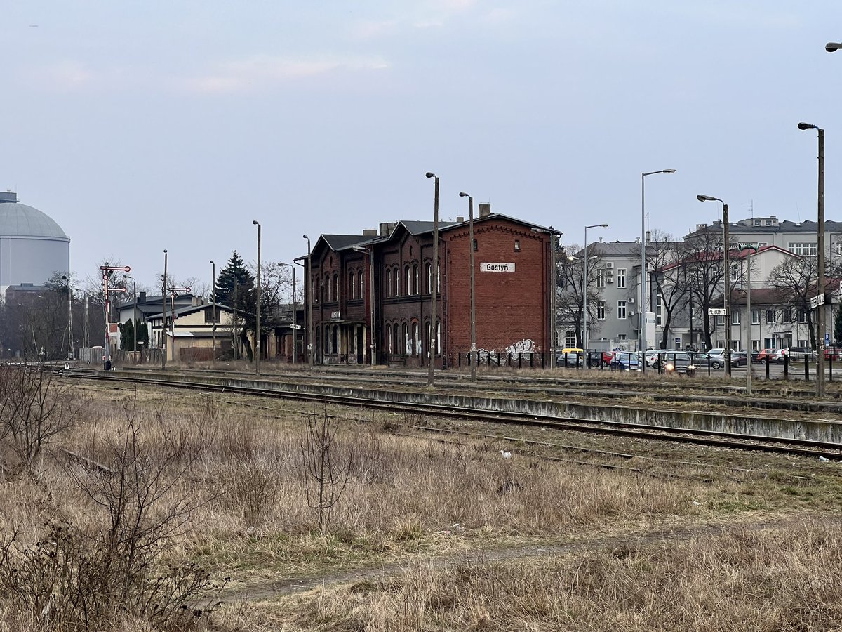 luca_ok's tweet photo. Poc. mają kursować do Kąkolewa, gdzie #LK360 łączy się z #LK14, prowadzącą do @MiastoLeszno. Następnie w Lesz skierują się na #LK271 w kierunku Poz. Jazda do Poz będzie wymagała zmiany kierunku jazdy na leszczyńskiej stacji.
Więcej w tekście @kuba_rosler
https://t.co/GUwQjhIz6o https://t.co/hC1U7R8Umb