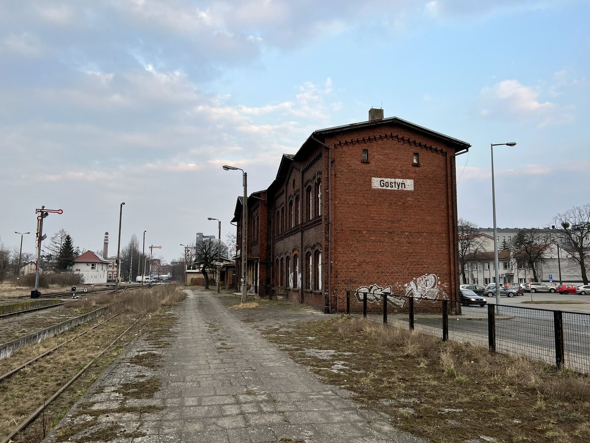 luca_ok's tweet photo. Poc. mają kursować do Kąkolewa, gdzie #LK360 łączy się z #LK14, prowadzącą do @MiastoLeszno. Następnie w Lesz skierują się na #LK271 w kierunku Poz. Jazda do Poz będzie wymagała zmiany kierunku jazdy na leszczyńskiej stacji.
Więcej w tekście @kuba_rosler
https://t.co/GUwQjhIz6o https://t.co/hC1U7R8Umb