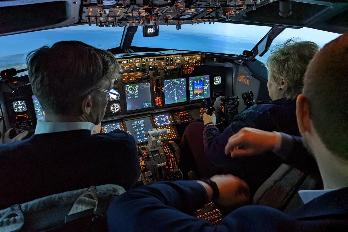 UiTNorgesarktis's tweet photo. Takk for besøket, @erna_solberg og @ErlendSBoe! Me håper turen i flysimulatoren inspirerte til tankar om det grøne skiftet og  UiT si satsing på simulatorsenteret TASIC. #elfly #simulator #grønnluftfart https://t.co/qtZsvYH07k