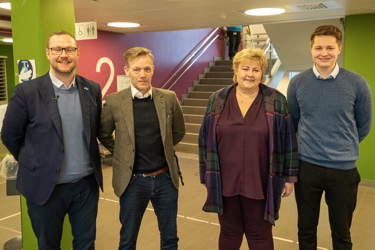 Takk for besøket, <a href="/erna_solberg/">Erna Solberg</a> og <a href="/ErlendSBoe/">Erlend Svardal Bøe</a>! Me håper turen i flysimulatoren inspirerte til tankar om det grøne skiftet og  UiT si satsing på simulatorsenteret TASIC. #elfly #simulator #grønnluftfart