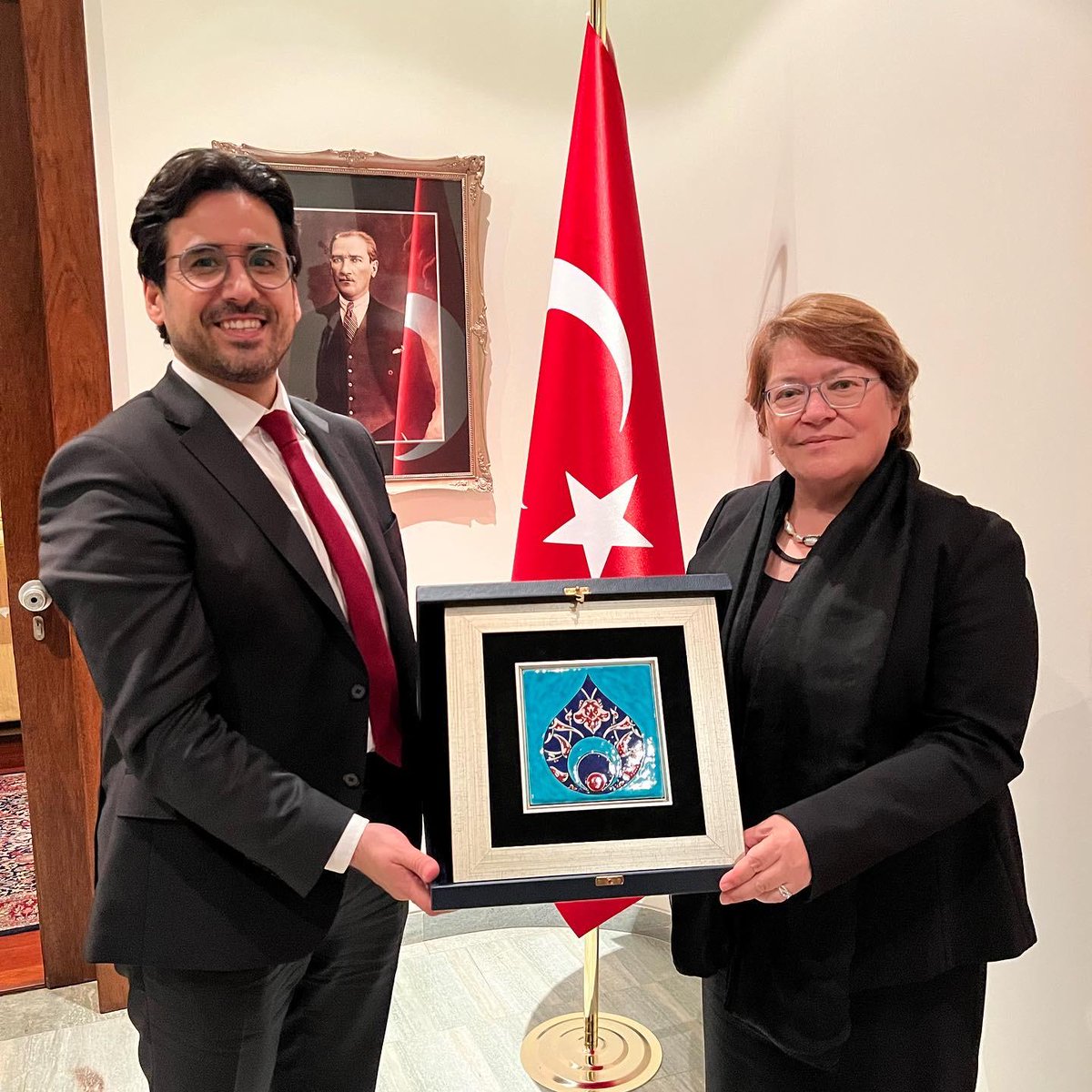 deikiletisim's tweet photo. Türkiye-Portekiz İş Konseyimiz, @mustafamertcan başkanlığındaki Lizbon ziyaretleri kapsamında, @EmbTrLisboa Büyükelçimiz @ulker_lale’nin İş Konseyi onuruna düzenlediği akşam yemeğine katıldı. 

Yemekte, ikili iş birliği fırsatları ve İş Konseyi'nin faaliyetleri ele alındı. 
🇹🇷🇵🇹 https://t.co/CZGQevLWAw