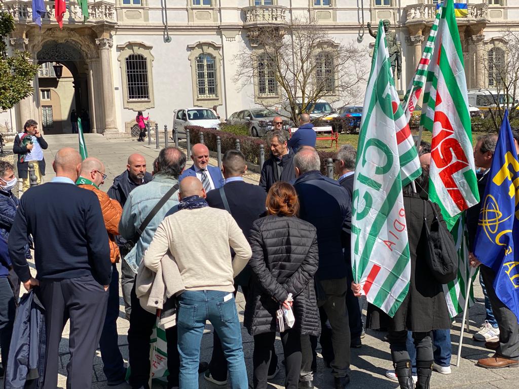 di_dicapua's tweet photo. Presidio #comune #Pavia @FitcislP @FitLombardia insieme a Filt Cgil e Faisa, alta adesione, 90%, dei lavoratori di #Autoguidovie per un accordo su regole su ciclo urbano, rispetto di quelle su ciclo extraurbano e costituzione collegio disciplina https://t.co/W19swQCqug