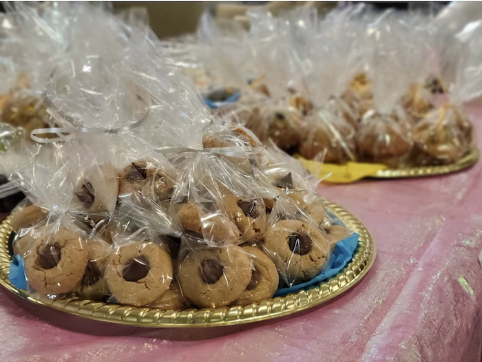 illuminateHC's tweet photo. SKLD Bloomfield Hills hosts a Bake Sale! 🍪🍰🧁

🖤All proceeds of the bake sale goes towards the Activities program to support our residents. Thank you to our Activities team for all your hard work!

#SKLDBloomfieldHills #SKLDStrong #WeAreSKLD #IlluminateHC https://t.co/mQ6oXSgoN5
