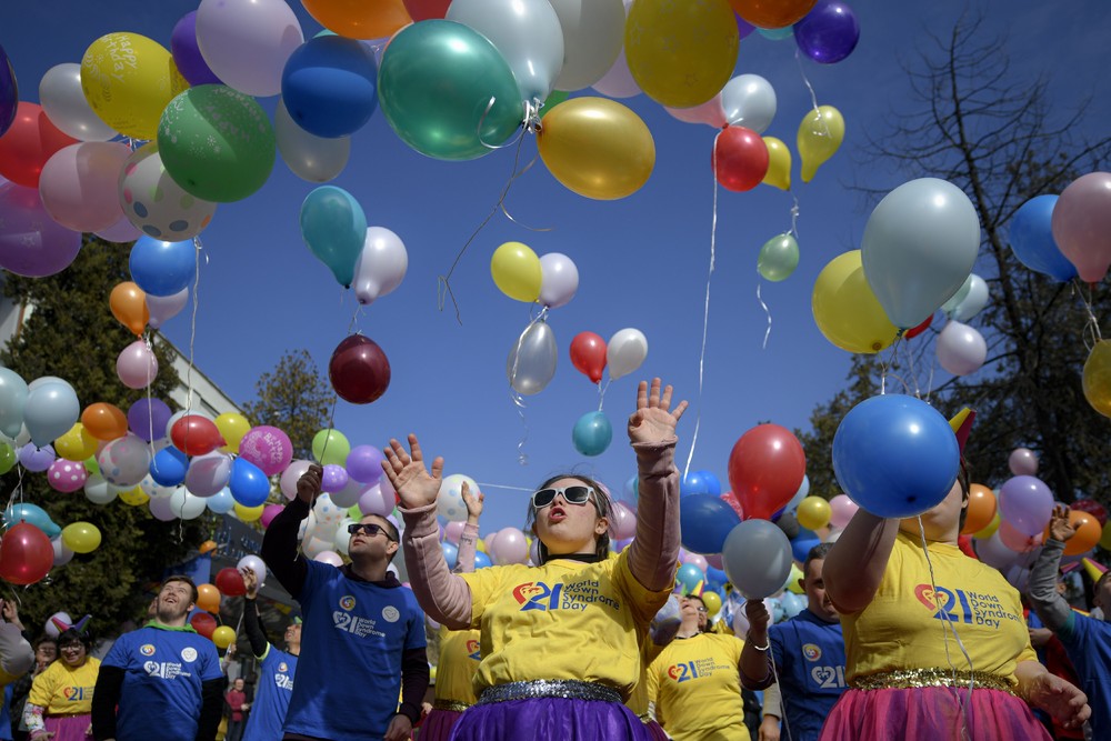 phjournalism's tweet photo. Young people with Down syndrome release colourful balloons during celebrations marking #WorldDownSyndromeDay  in Bucharest.
#Bucharest #Romania March 21, 2022.
📸 Andreea Alexandru @AP_Images 

#WorldDownSyndromeDay2022 #photojournalism #bucharestphoto https://t.co/Mv6Eh019gR