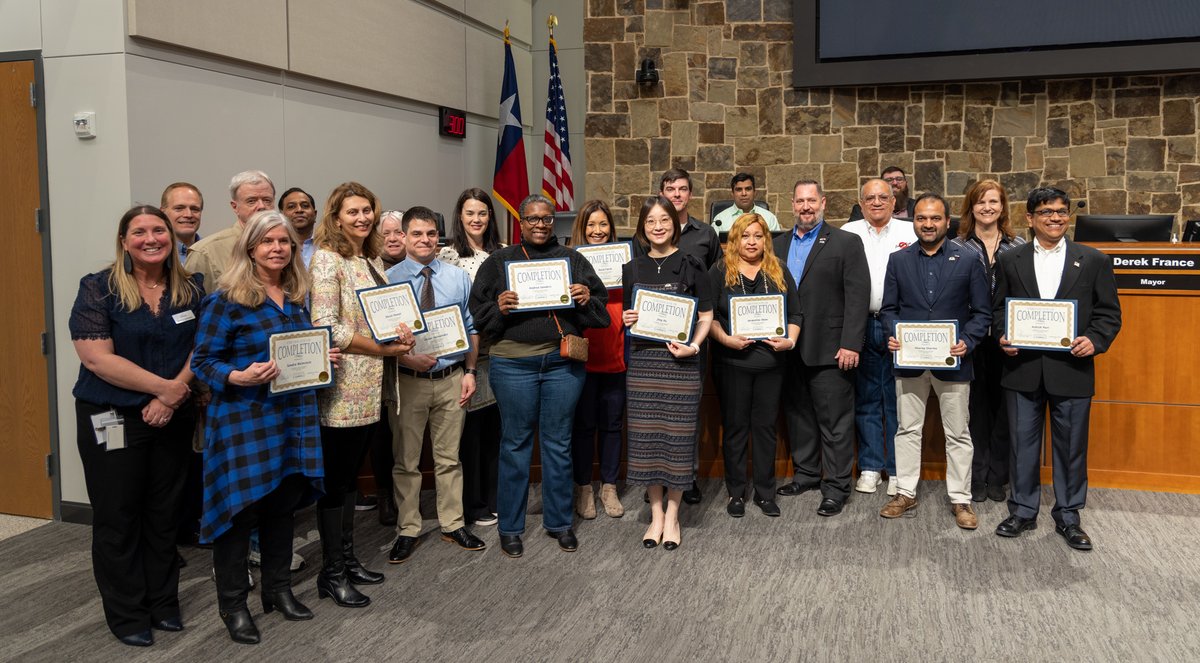 flower_mound's tweet image. During the March 21 Town Council meeting, we celebrated the graduation of the Flower Mound Citizens Academy Class of 2022! 🎓 The academy’s participants took a class pledge promising to be ambassadors of our Town. 

To learn more, please visit bit.ly/3qsnzoi.
