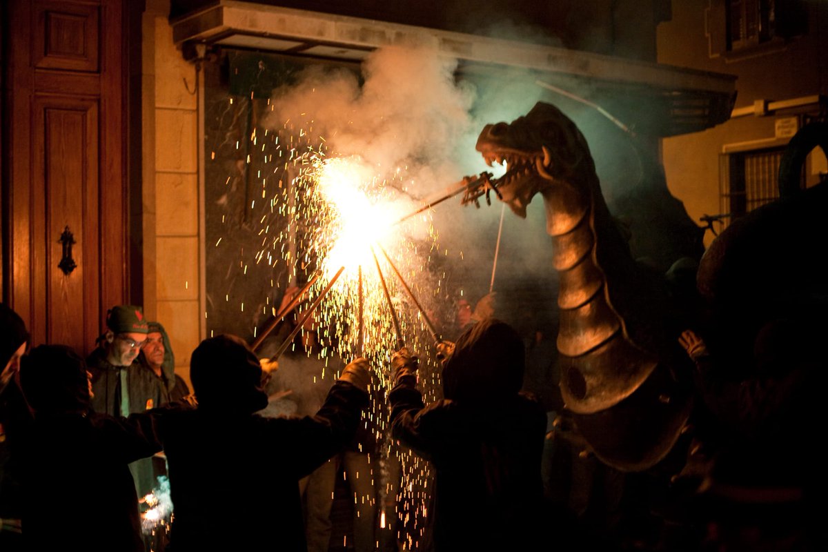 Dracdemataro's tweet photo. 🔥 UN MES PER TORNAR A ENCENDRE EL FOC 🔥

➡️ D'aquí a 31 dies podrem tornar a gaudir dels colors dels patums il·luminant les places de Mataró!

Torna Sant Jordi i, amb ell, la Fogonada, que enguany farà la 26a Edició! 🐉🌹

⬇️ https://t.co/g3bOvtmBqd