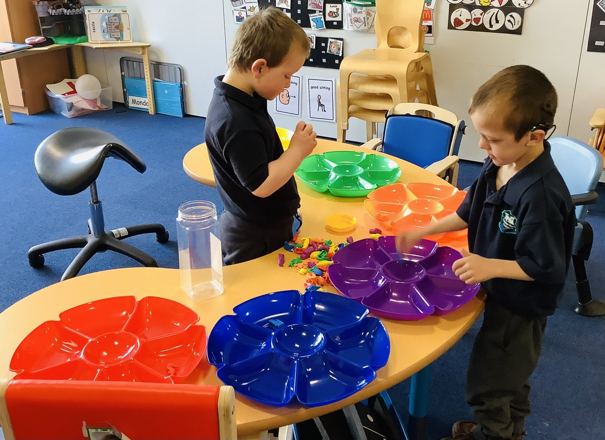 Castleviewps's tweet photo. Numeracy in Green. Sorting by colour 🌈💚
.
.
.
#dataandanalysis #activelearning https://t.co/nb1jsLMEml