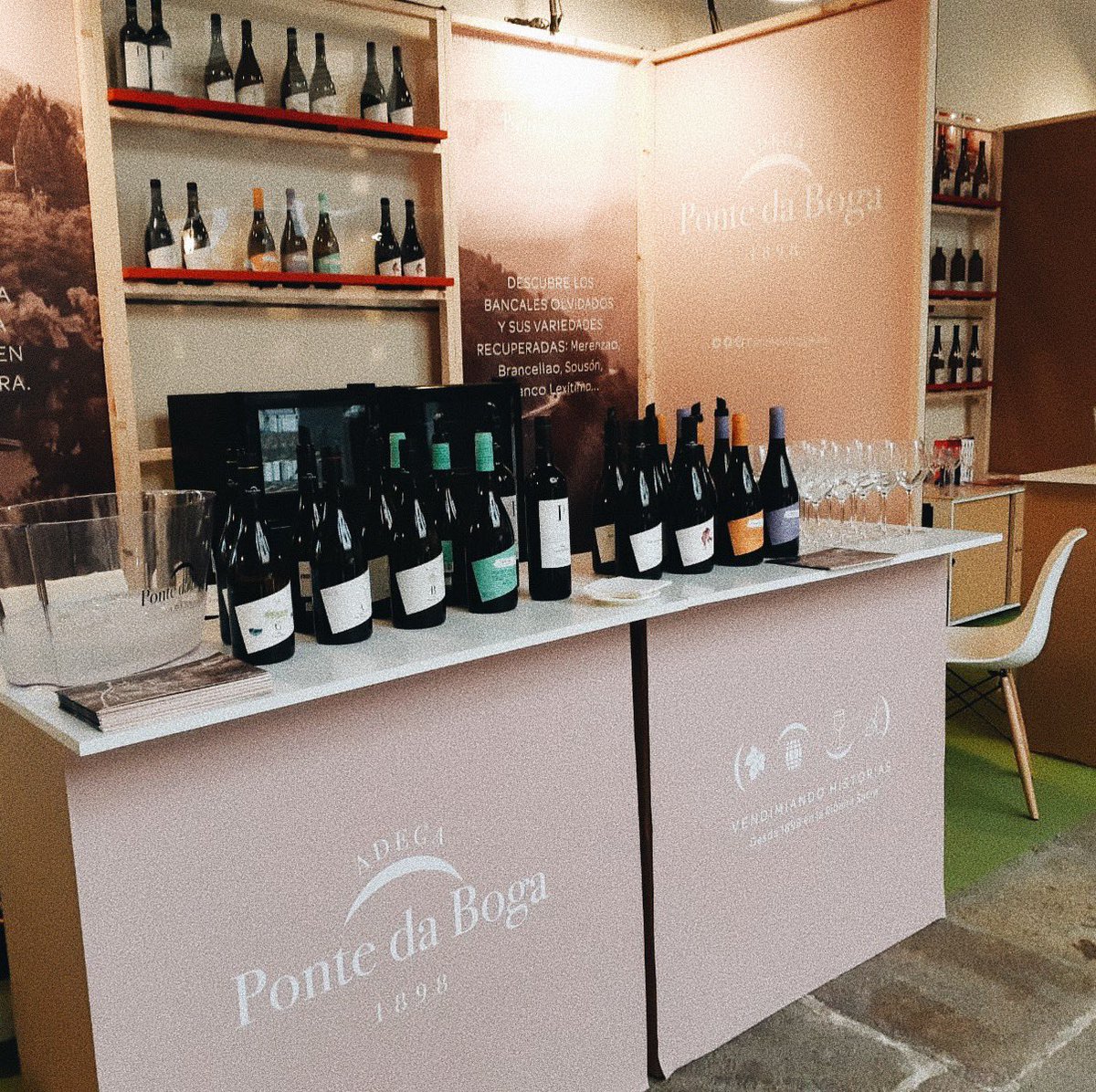 ¡Hoy y mañana seguimos en #Santiago en el I Encontro do Viño Galego #ReveraVinum 🍇! ¡Te esperamos!