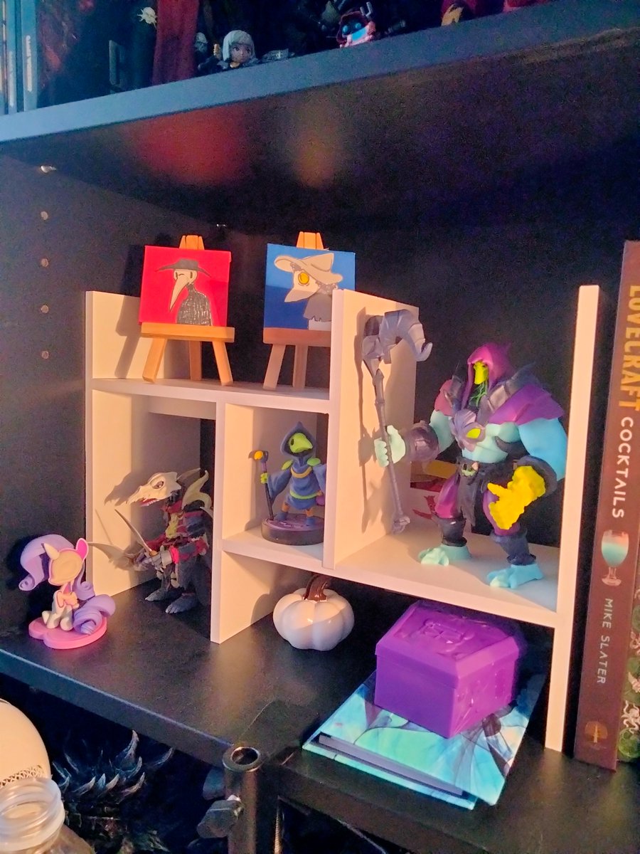 TheweirdoGhona's tweet photo. My favorite colors are definitely blue and purple.
My bookshelves go by theme but this one is just random shit I like.

#artistroom #mlpfigures #plagueknight #darkcrystal https://t.co/6DOhyIW8qu