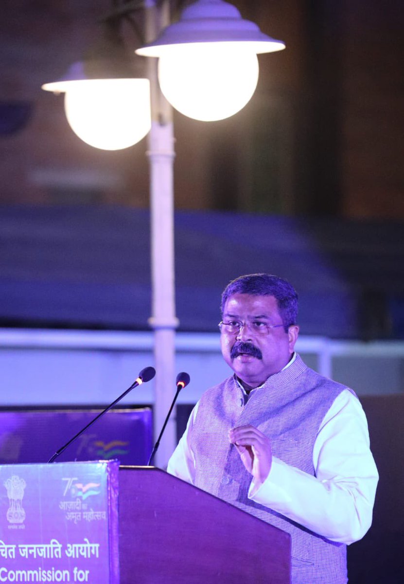 dpradhanbjp's tweet photo. यह मेरा सौभाग्य है कि नई राष्ट्रीय शिक्षा नीति के क्रियान्वयन का सौभाग्य मुझे मिला है। 

21वीं सदी में भारत को ज्ञान आधारित महाशक्ति बनाने के लिए सभी वर्गों को ज्ञान और शिक्षा से जोड़ना होगा। https://t.co/q8brJGaR2y
