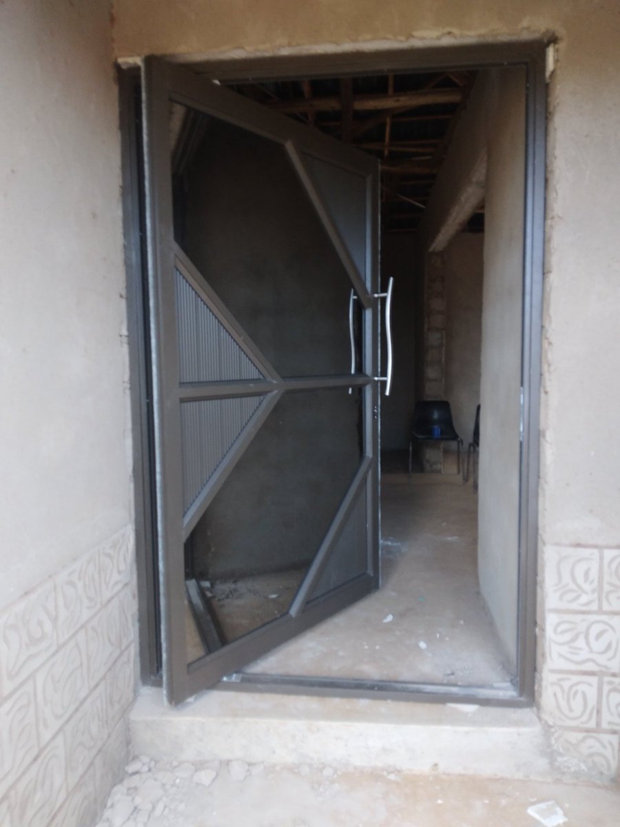 Isaac64640372's tweet photo. @MichaelBucwa We specialize in glass and aluminium, eg windows,shopfront ,double volume, shower doors,folding, sliding, pivot and double doors. At affordable price. 

Whatsapp us @0814648128 https://t.co/KeyzPaAYlU