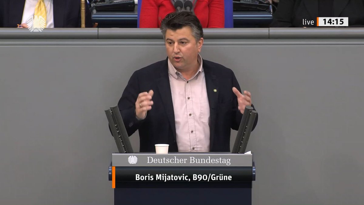 Der Bundestagsabgeordnete Boris Mijatovic steht am Redepult des Deutschen Bundestags.