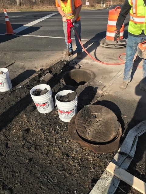 NYSDOTBuffalo's tweet photo. The Drainage Team from our Niagara County maintenance residency successfully repaired a broken manhole on Route 78 at Tonawanda Creek Road in the town of Lockport https://t.co/DclLcDBjQ9