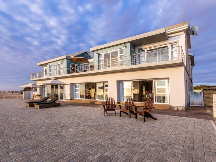 EbukhosiniGroup's tweet photo. Situated on the beachfront of the popular coastal town of Henties Bay,Winston Beach House offers quality,family accommodation in a tastefully decorated self-catering house which comprises 6 bedrooms &amp; 5 bathrooms. #NamibiaAt32 #Namibia #TravelNamibia #TourismNamibia https://t.co/LJX2sXmuv9