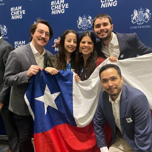 🎓🇬🇧 Becari@s #chevening de todo el 🌎, se reunieron en persona por 1era vez, incluyendo los 5 representantes de 🇨🇱 <a href="/nicodfb/">Nicolás del Fierro</a> <a href="/AleKopaitic/">Alejandra Kopaitic</a> <a href="/NaschlaA/">Naschla Aburman</a> <a href="/fireyesr/">Fernando Reyes</a> y <a href="/Cescuderon/">Cristian Escudero</a>.  

🙌Durante el evento se lanzó #HerCheveningJourney, red para visibilizar y dar apoyo a mujeres becarias.
