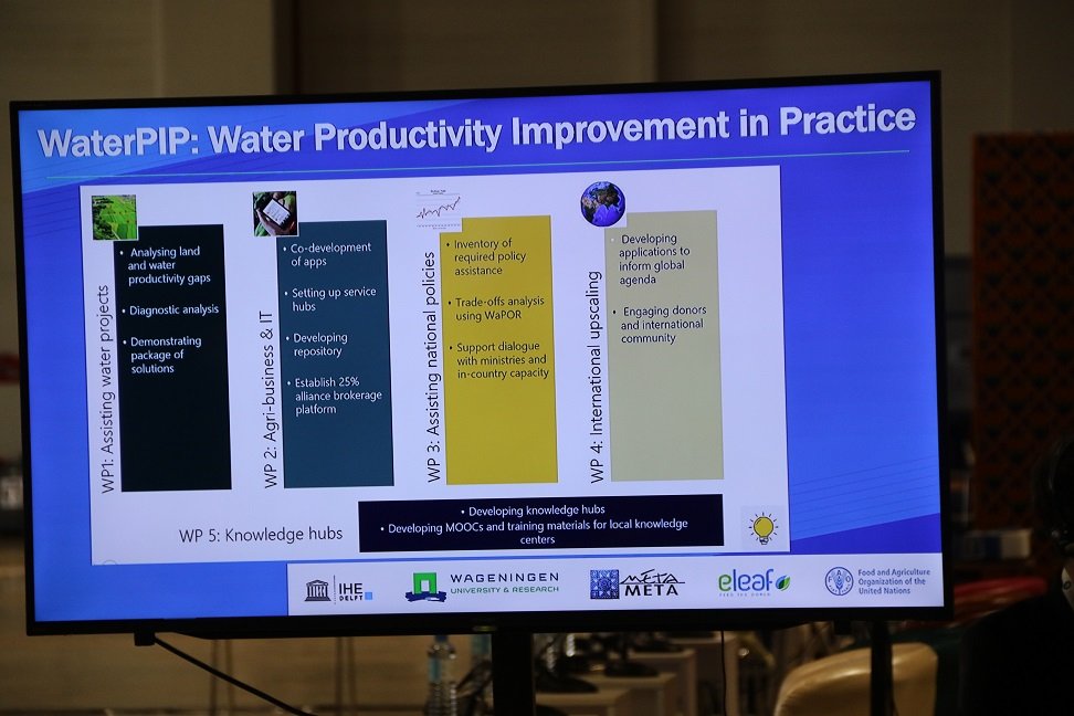 FAOSenegal's tweet photo. 💧Productivité de l'eau pour la sécurité alimentaire

Mme @gillet_v @FAOLandWater a présenté des initiatives sur la gouvernance de l'eau à cette session coordonnée par @FAO

#KnoWat👉🏿https://t.co/LOP3z8jUdJ
#WaPOR👉🏿https://t.co/N1U1W97Xlb
#WaterPIP👉🏿https://t.co/aKgbGVkbc5

#WWF9 https://t.co/DXvRWqidCk