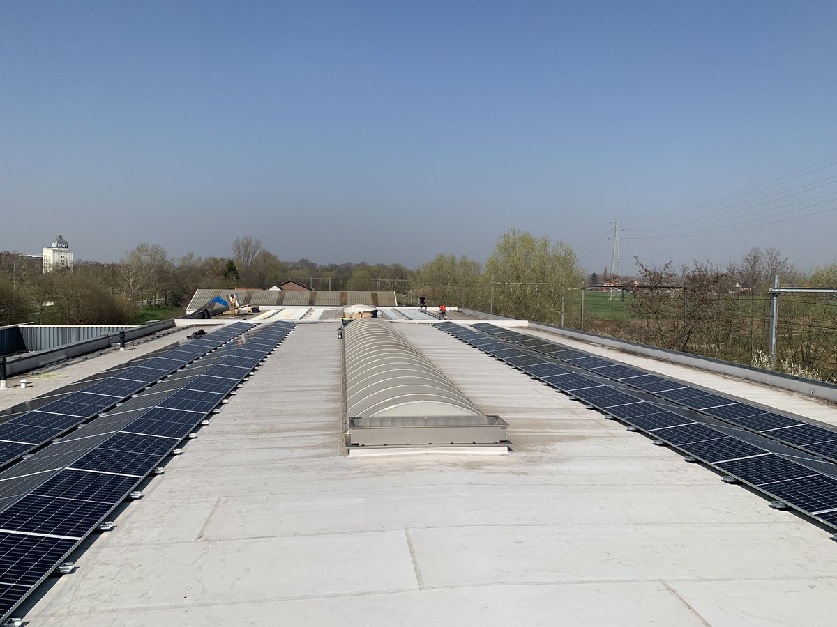 Danielle_VWB's tweet photo. Ja, ze liggen er. Best wel fier - 2e stap in duurzaam ondernemen. Na de laadpalen, de #zonnepanelen #mastermail https://t.co/T8GzYhxRvx