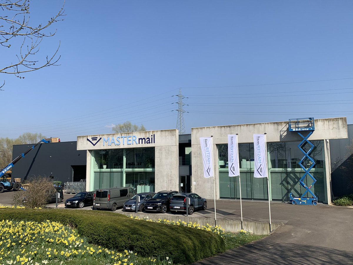 Danielle_VWB's tweet photo. Ja, ze liggen er. Best wel fier - 2e stap in duurzaam ondernemen. Na de laadpalen, de #zonnepanelen #mastermail https://t.co/T8GzYhxRvx