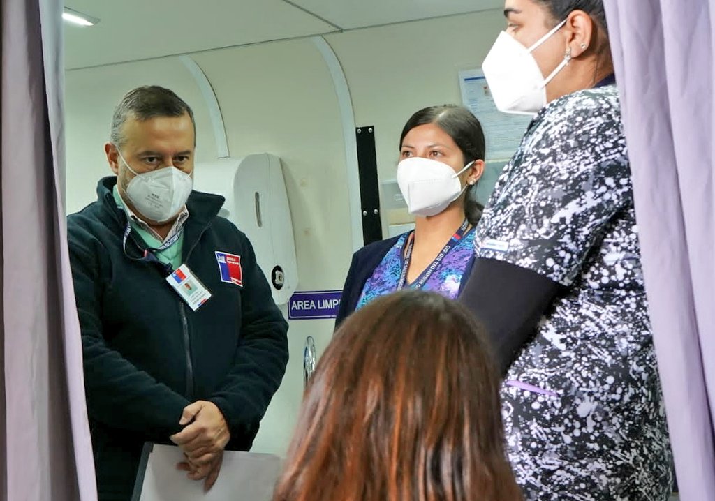 seremisalud8's tweet photo. Dosis de refuerzo contra Covid-19 en Biobío supera el Millón 191 mil personas vacunadas y 4ta dosis se aproxima a 200 mil. @seremisalud8 @EduardoBarraJ, desde uno de los puntos móviles, llamó a población a acceder a la vacuna, de acuerdo a calendario del @ministeriosalud https://t.co/4i9wjVe8Ws