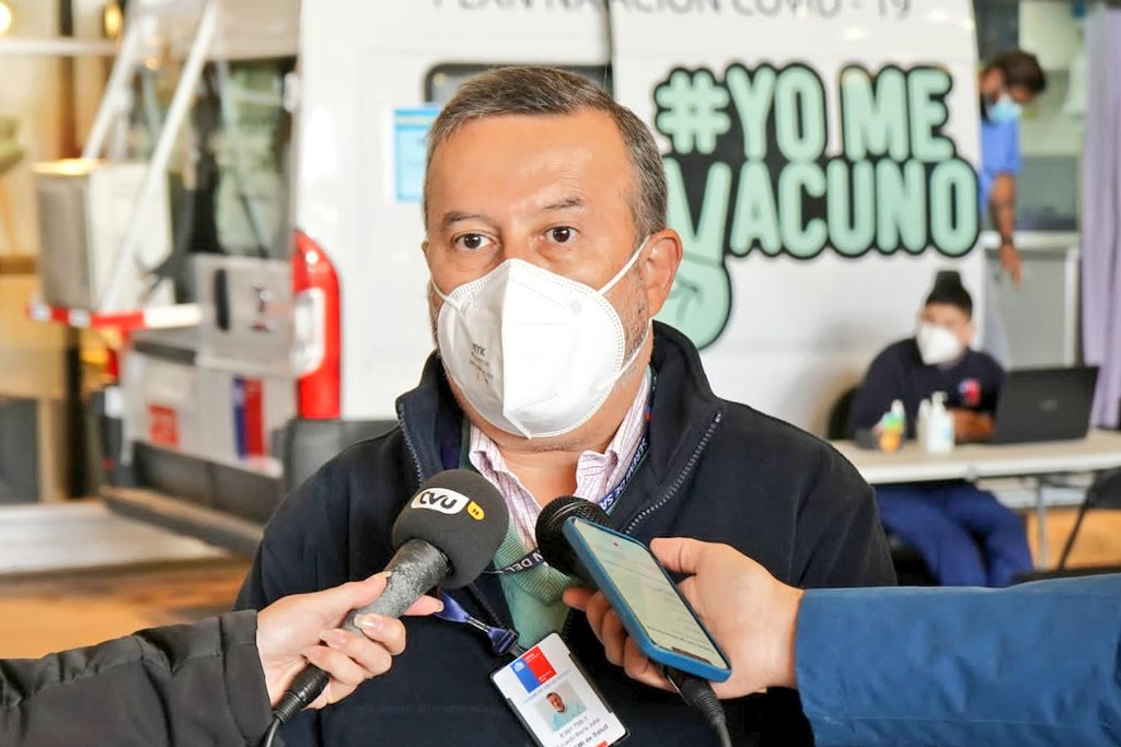 seremisalud8's tweet photo. Dosis de refuerzo contra Covid-19 en Biobío supera el Millón 191 mil personas vacunadas y 4ta dosis se aproxima a 200 mil. @seremisalud8 @EduardoBarraJ, desde uno de los puntos móviles, llamó a población a acceder a la vacuna, de acuerdo a calendario del @ministeriosalud https://t.co/4i9wjVe8Ws