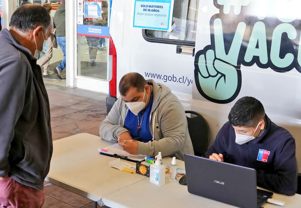seremisalud8's tweet photo. Dosis de refuerzo contra Covid-19 en Biobío supera el Millón 191 mil personas vacunadas y 4ta dosis se aproxima a 200 mil. @seremisalud8 @EduardoBarraJ, desde uno de los puntos móviles, llamó a población a acceder a la vacuna, de acuerdo a calendario del @ministeriosalud https://t.co/4i9wjVe8Ws
