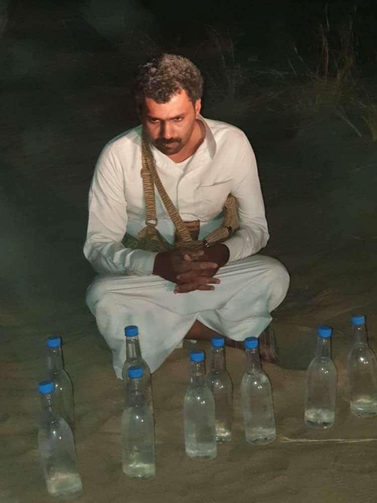 RashidMaarouf's tweet photo. القبائل تلقي القبض على مروجين للخمور في مأرب لإفساد المجتمع الدبور هذا يلقب (الدباش) يدبشها لهم من كل الأصناف الحو٣ي على مشارف مأرب وانت تدبشها يا زقوة https://t.co/xI2gElcTlz