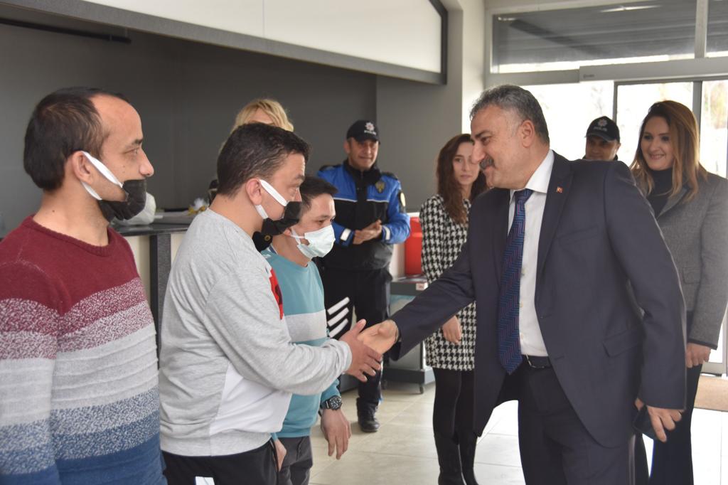 ZEM155's tweet photo. 1⃣İl Emniyet Müdürümüz Sayın Fahri AKTAŞ, Toplum Destekli Polislik birimiyle birlikte Engelsiz Yaşam Merkezine ziyarette bulundu.Merkez Müdürü Abdullah BAKIR ve Özel Eğitim Öğretmeni Pamuk CANSIZ’ın eşlik ettiği ziyarette özel bireylerimizin el becerileri, ürünleri ve icra edilen https://t.co/GVfFUs2NqX