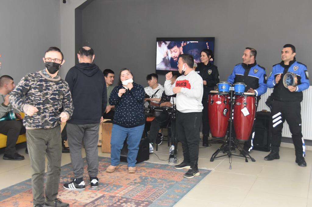 ZEM155's tweet photo. 2⃣etkinlikler hayranlıkla yerinde görüldü. Sıcak bir ortamda gerçekleşen ziyarette müzik eşliğinde şarkılar türküler söylenirken, İl Emniyet Müdürümüz Sayın AKTAŞ’ın özel bireylerimizle  folklorik zeybek oynaması neşeli anlara sahne oldu. https://t.co/ZeUi39NCcW