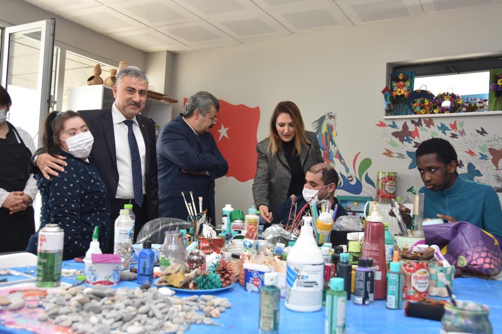 ZEM155's tweet photo. 2⃣etkinlikler hayranlıkla yerinde görüldü. Sıcak bir ortamda gerçekleşen ziyarette müzik eşliğinde şarkılar türküler söylenirken, İl Emniyet Müdürümüz Sayın AKTAŞ’ın özel bireylerimizle  folklorik zeybek oynaması neşeli anlara sahne oldu. https://t.co/ZeUi39NCcW