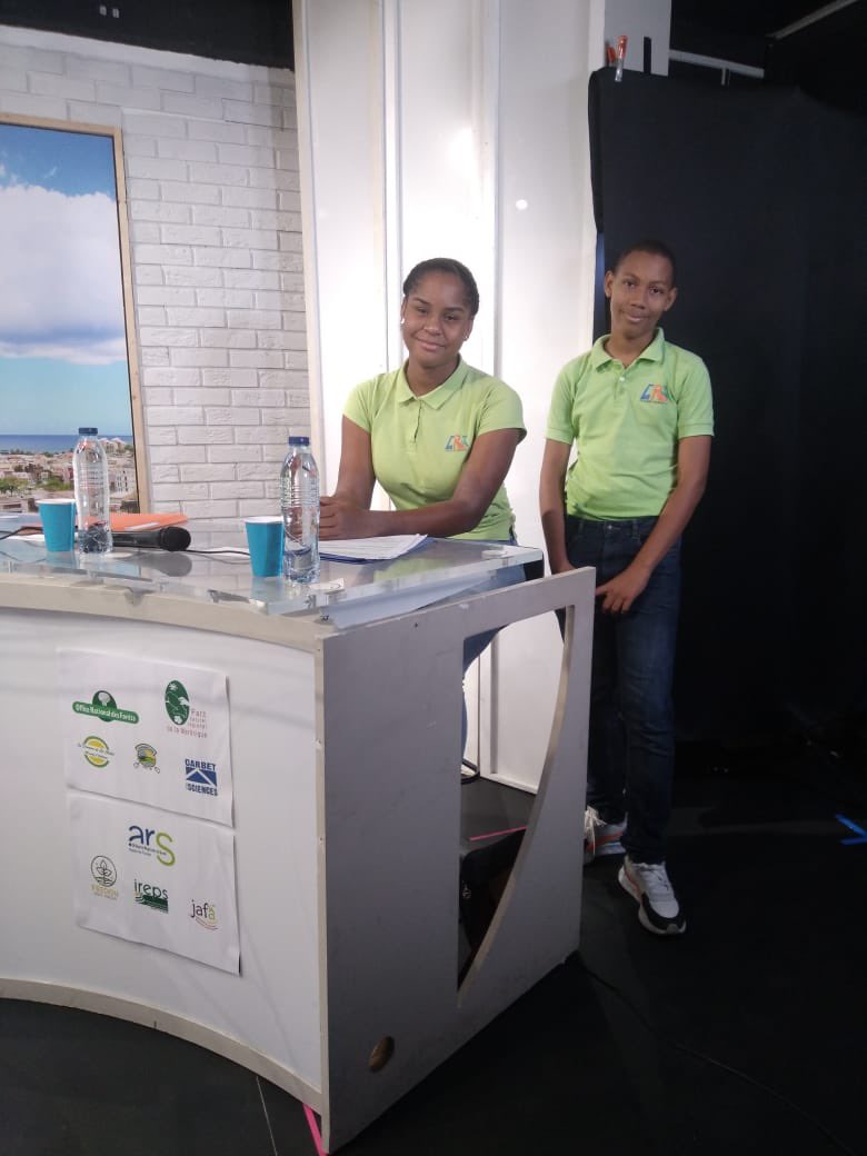 Merci à Shayann et Nathéo, accompagnés par Mme Beaudry, professeur de français qui représentent notre collège et présenteront notre projet sur la chlordécone à ECOLOCK ce mercredi 23 mars.