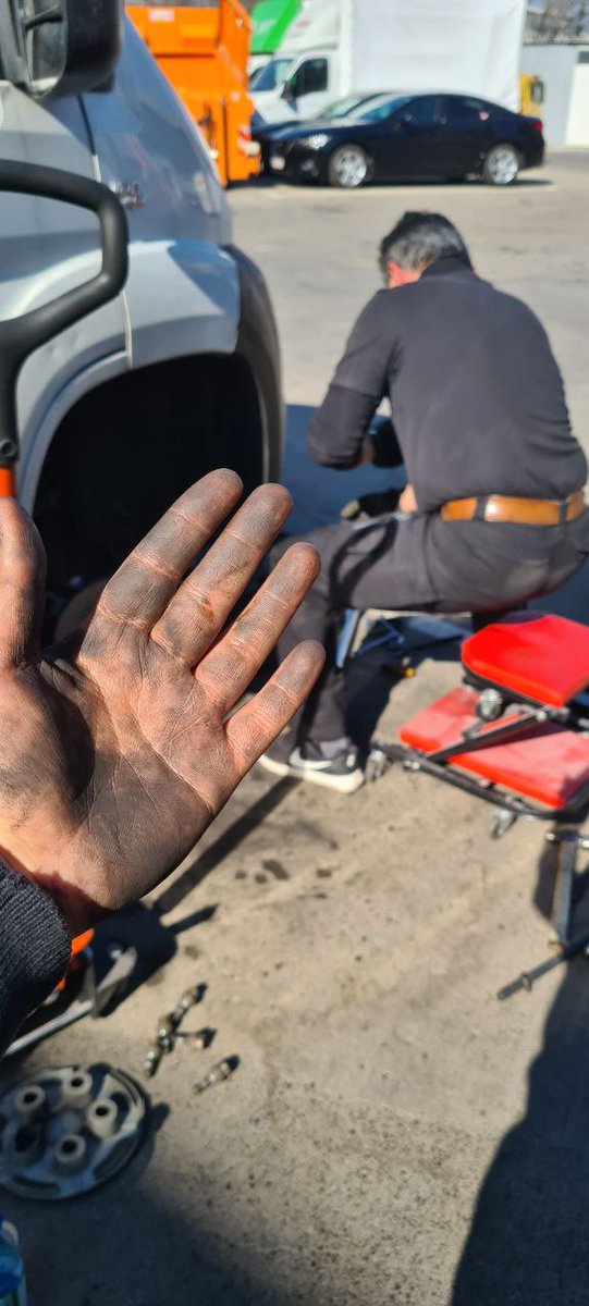 Und wieder muss am Auto gebastelt werden... 😭

#autoreparatur #lebensmittelrettung #sozialmarkt