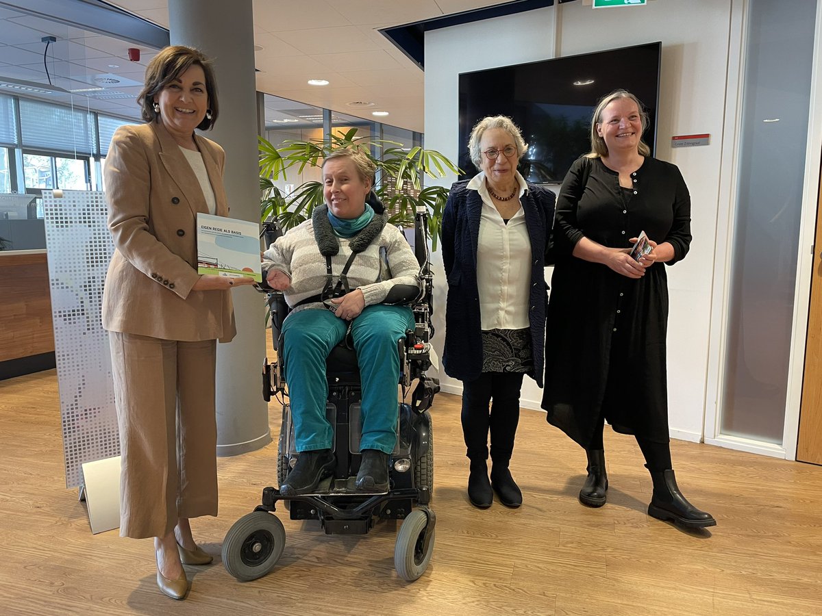 MensenrechtenNL's tweet photo. Gisteren nam voorzitter @jacobinedc_geel het boek ‘Eigen regie als basis’ van de @cvinclusie in ontvangst: “Uitgaan van eigen regie is een belangrijke basis bij de implementatie van het VN-verdrag handicap. Dit boek geeft daar goede inzichten voor.” https://t.co/evoQZGvaHd