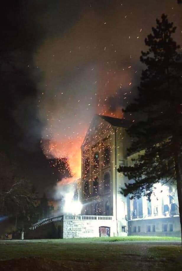 danche999's tweet photo. Deo mene je sinoć umro... Staro zdanje Aranđelovac https://t.co/yTvHO0ZKQ1