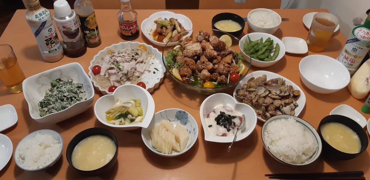 今夜の夕飯🍴から揚げ(下はサラダ🥗)&まぐろの山かけ&あさりのガーリック炒め&残り物達～☺️から揚げタワーになったぁ🗼