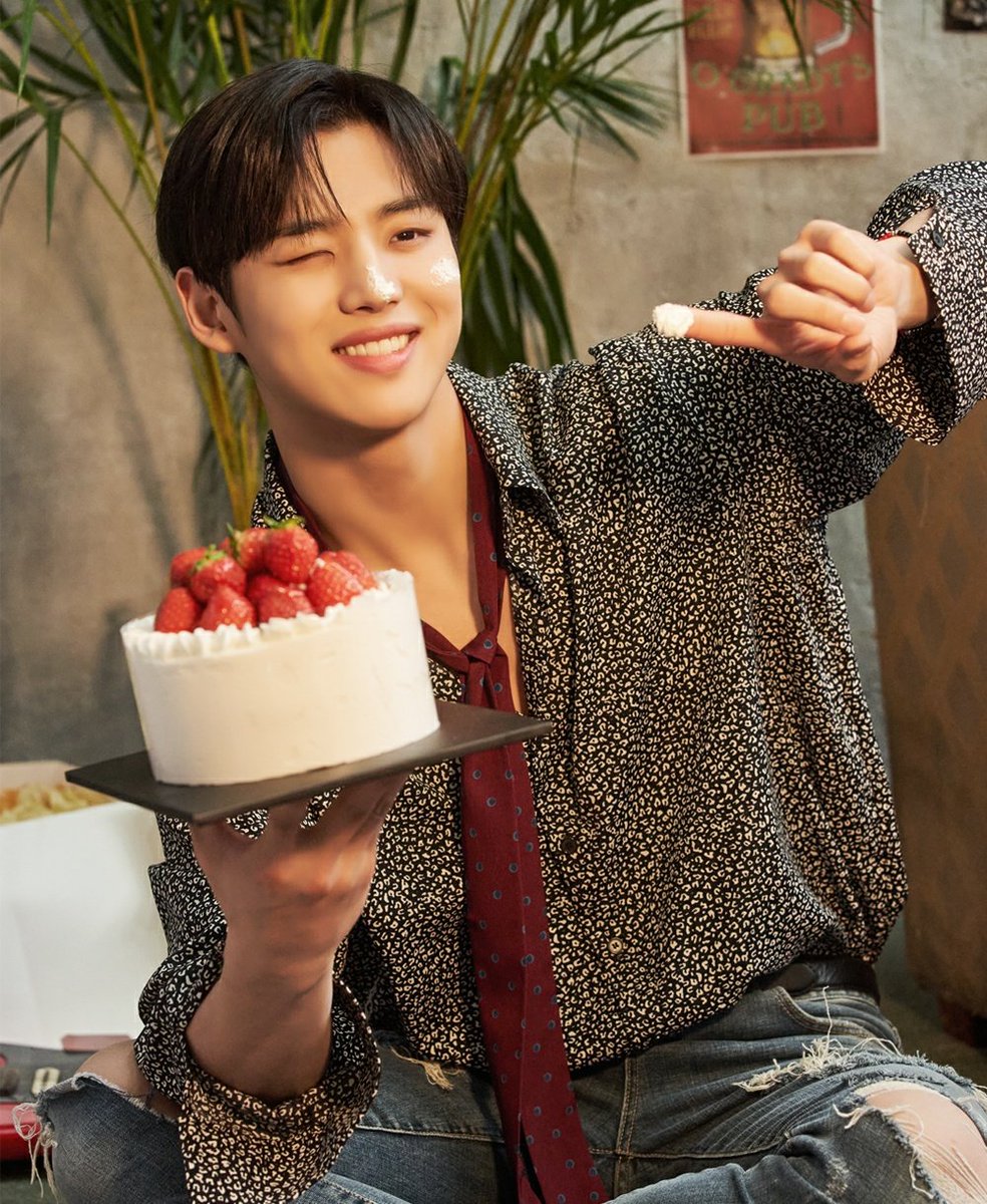 YHKY9499's tweet photo. `• YeSeok smiles with a frosting in it 🎂 

#HONGSEOK #PENTAGON #YERI #RedVelvet #펜타곤 #양홍석  #김예림 #예리 #레드벨벳 https://t.co/JUzAvLqrkj