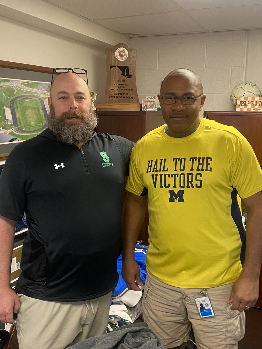 Yo...is it freaky Friday?!?! Looks like <a href="/DwayneFreeman81/">Dwayne Freeman</a> had to pay up bet...Michigan💙/Tennessee🧡 hoops🏀...loser had to wear other teams colors on this #CollegeDay at South today!! 💚