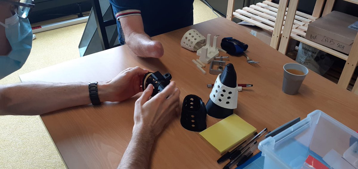 MayHumanLab's tweet photo. Le projet "Orthèse" a consisté en la réalisation d'une orthèse, permettant à un adhérant amputé des 2 bras de pouvoir tenir des petits objets du quotidien sans difficulté. Ce projet a été réalisé grâce à des scans, modélisations et impressions 3D. https://t.co/iw5fpLVe5U