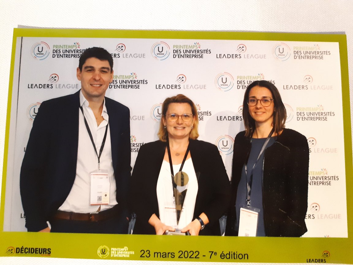 Fière de recevoir pour #AllianzFrance et pour les équipes L&amp;D et Talent Management de la DRH le Trophée d Or du printemps des universités d entreprise dans la catégorie innovation Talent Management
👏👏 aux équipes 👏👏 et merci à DÉCIDEURS RH et Uspring