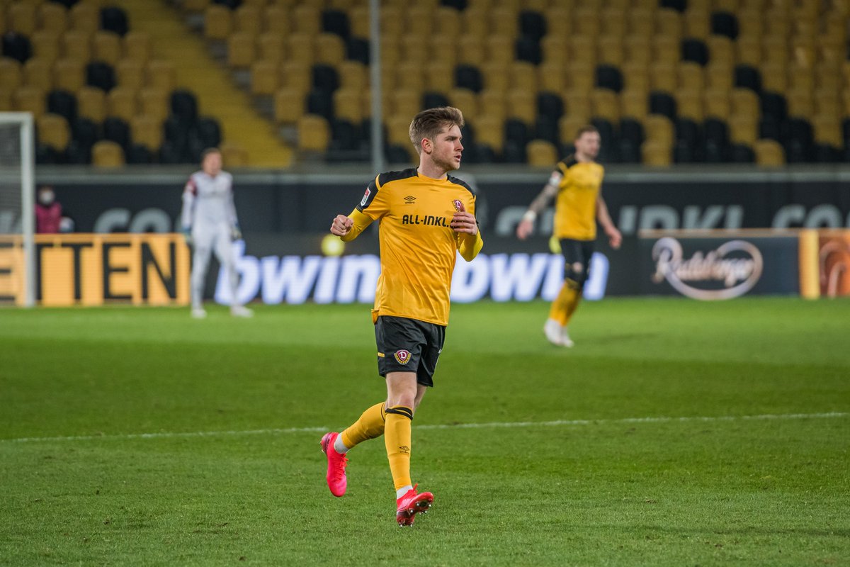 DynamoDresden's tweet photo. Die SG Dynamo Dresden muss die nächsten Tage auf Brandon #Borrello, Kevin #Broll und Patrick #Weihrauch verzichten. Sie haben sich mit dem Coronavirus infiziert und befinden sich in häuslicher Isolation. 👉https://t.co/doDoRh3se2 #sgd1953 https://t.co/uAWd9sMZ06
