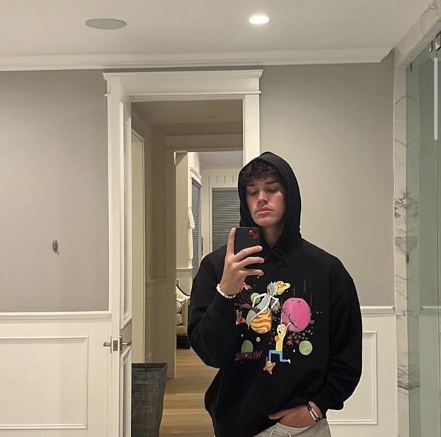 Might just delete. Feel like no one wants me here anymore. I don’t get how or why y’all ignore me when I @ you or anything. Just feel super unwanted and like a burden to everyone