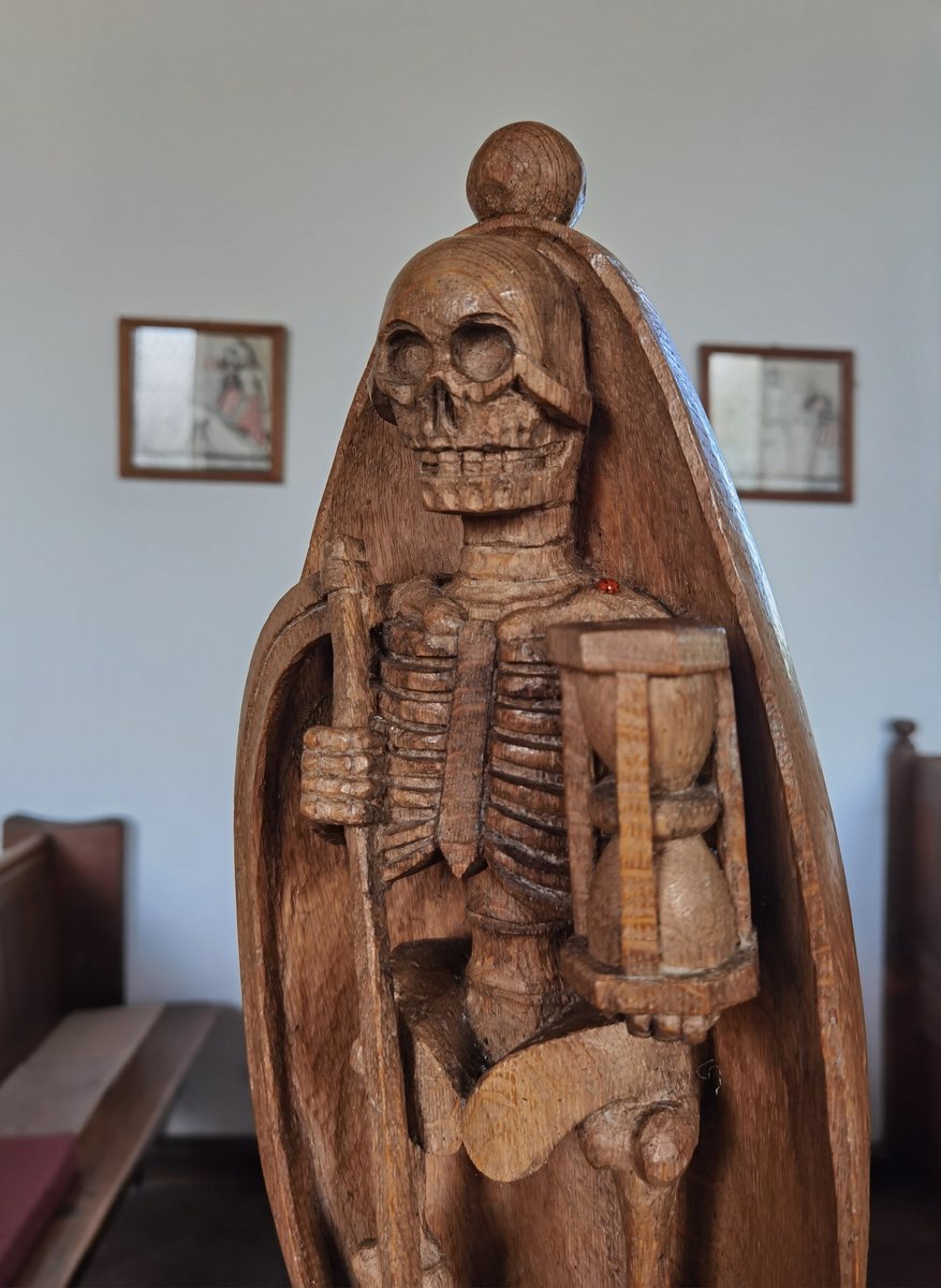 SimoninSuffolk's tweet photo. A shrouded skeleton with an hourglass stands on the 1640 Crosby pew at Little Barningham, Norfolk to remind us of the fleeting nature of time, and of the briefness of life. He's a modern replica, the original was stolen.
More: https://t.co/IBLO9AB8a4
#TimeinChurches https://t.co/wg7vyJwuJA
