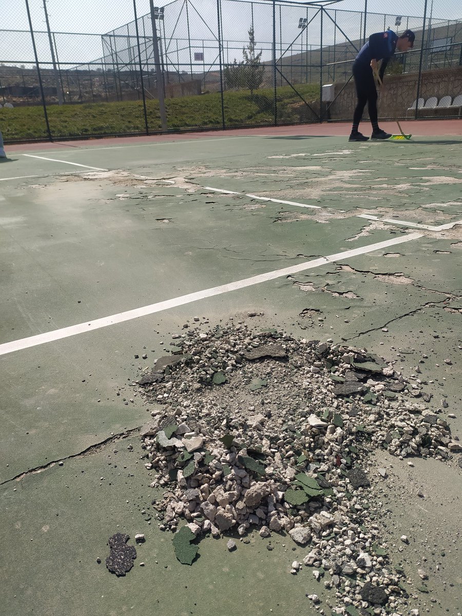 burakbalii's tweet photo. Uzmanlık öğrencileri olarak, var olan kortlarımızın işlevsiz olmasından kaynaklı derslerimiz sağlıklı işlenmemektedir. Bu durumdan biz tenis öğrencileri fazlası ile muzdaribiz, Kortlarımızın bakımının en kısa sürede yapılmasını, Eğitimimiz için rica ediyoruz. @ibrahimozcosar https://t.co/ONKhc5qIIQ