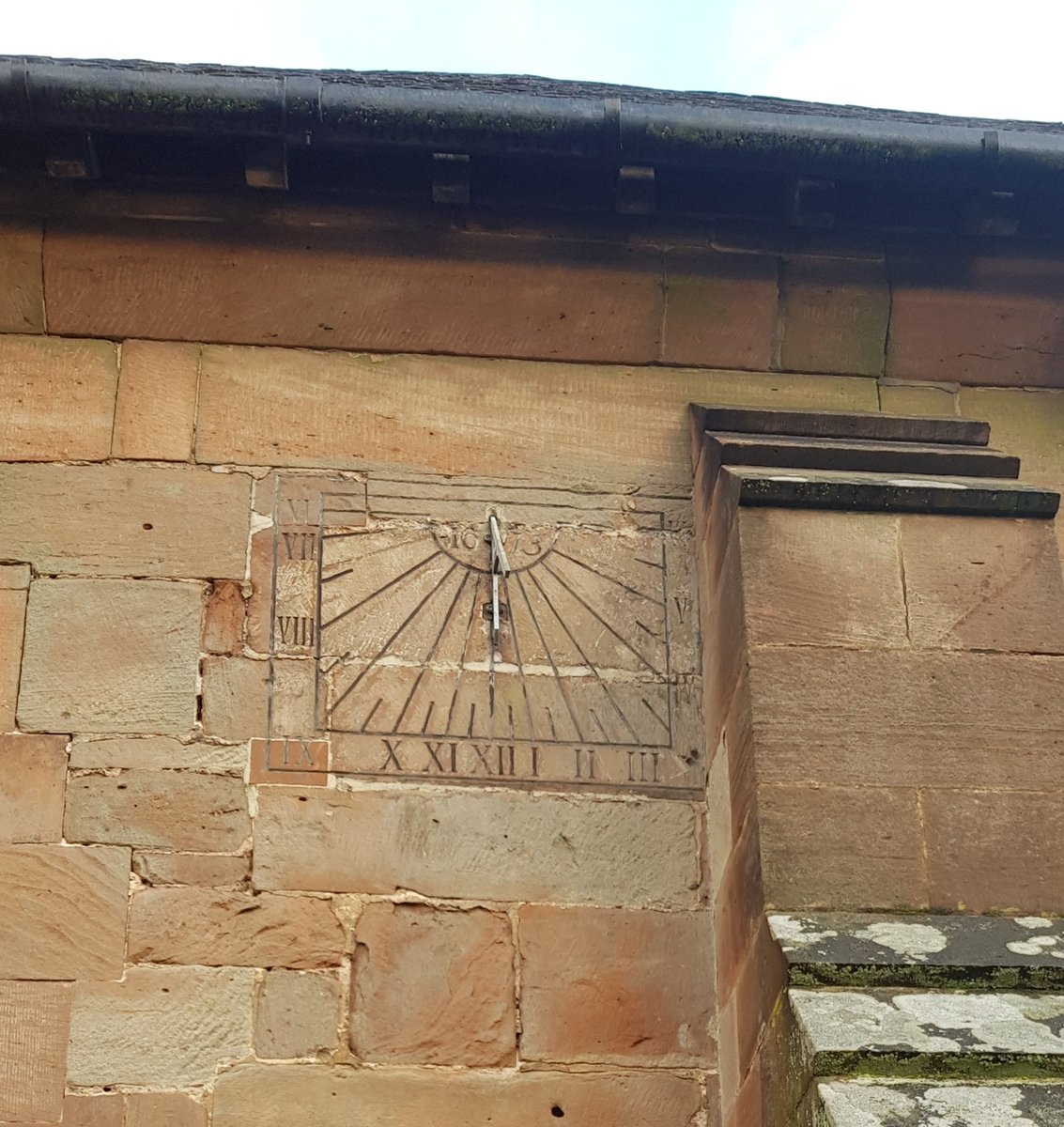 IsabelMathiasPR's tweet photo. Sundial at St Luke's Church, Hodnet
#AnimalsInChurchesHour #AnimalsInChurches
#TimeinChurches
#Shropshire https://t.co/5XA9wVgEek