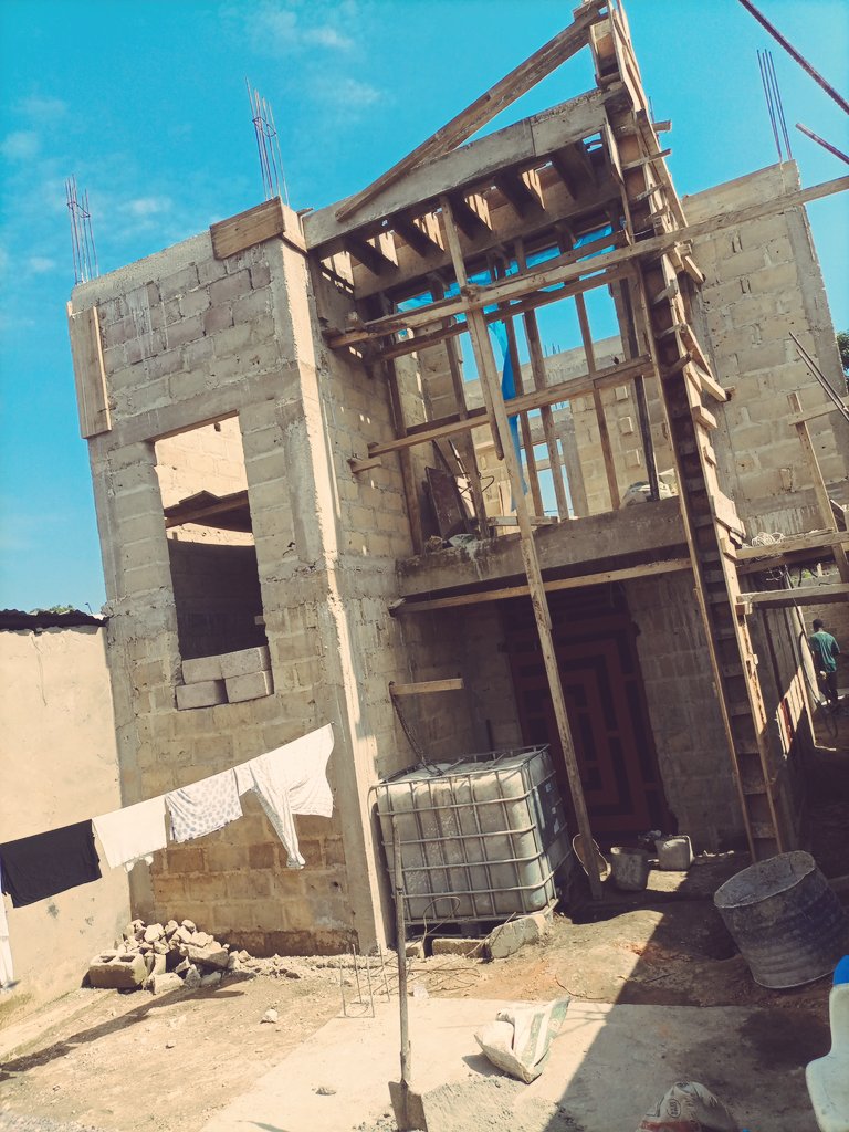 NDJOKU_19's tweet photo. Au delà de ce qu'on écrit, admirez ce qu'on sait faire !
Sur Terrain effilé / 6×25m , nous erigeons un un bâtiment R+1 , composé d'1 Salon, 1 cuisine , 3 chambres ( + SDB) et balcons ..
@NELLYTSHELAMUT
@Gmangala03 #OCTO_DESIGN. https://t.co/qBhTIvyCha