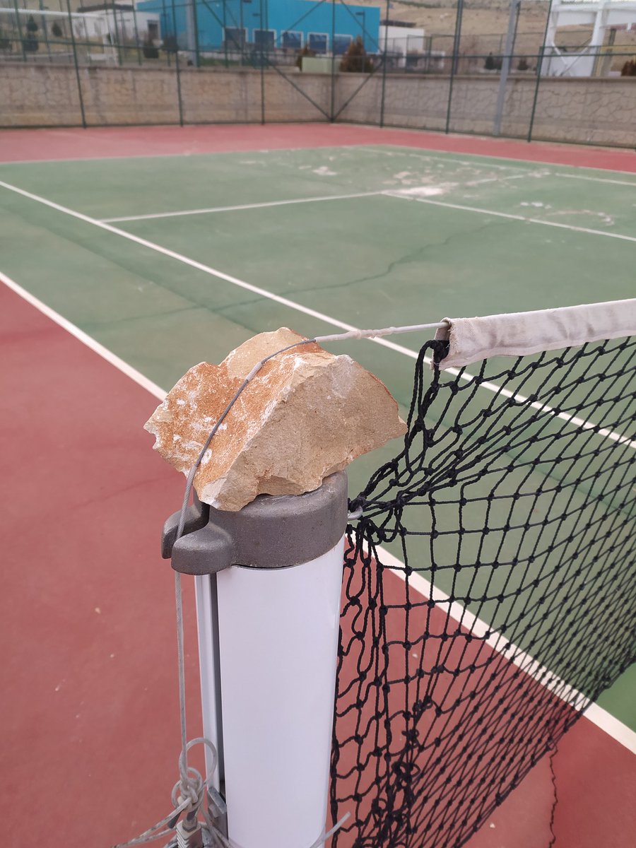 burakbalii's tweet photo. Uzmanlık öğrencileri olarak, var olan kortlarımızın işlevsiz olmasından kaynaklı derslerimiz sağlıklı işlenmemektedir. Bu durumdan biz tenis öğrencileri fazlası ile muzdaribiz, Kortlarımızın bakımının en kısa sürede yapılmasını, Eğitimimiz için rica ediyoruz. @ibrahimozcosar https://t.co/ONKhc5qIIQ