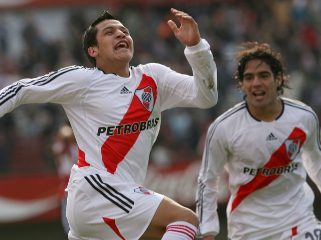 RiverCorazon_14's tweet photo. Un tano lo convenció, y...

SONO EL TELÉFONO EN EL MONUMENTAL!!!

Sucumbió barrio River

💣 💣  💣 💣 💣  💣 

Alexis Sanchez llamó a GALLARDO y le dijo que quiere venir, pero no solo, si no con Radamel.

Se va Alvarez en junio?

O se viene un tridente HISTÓRICO?

PRIMICIA!!! https://t.co/aHxDPJb1pj