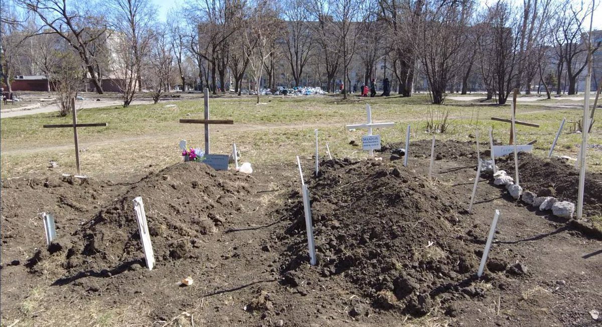 в мариуполе людей хоронят во дворах жилых домов